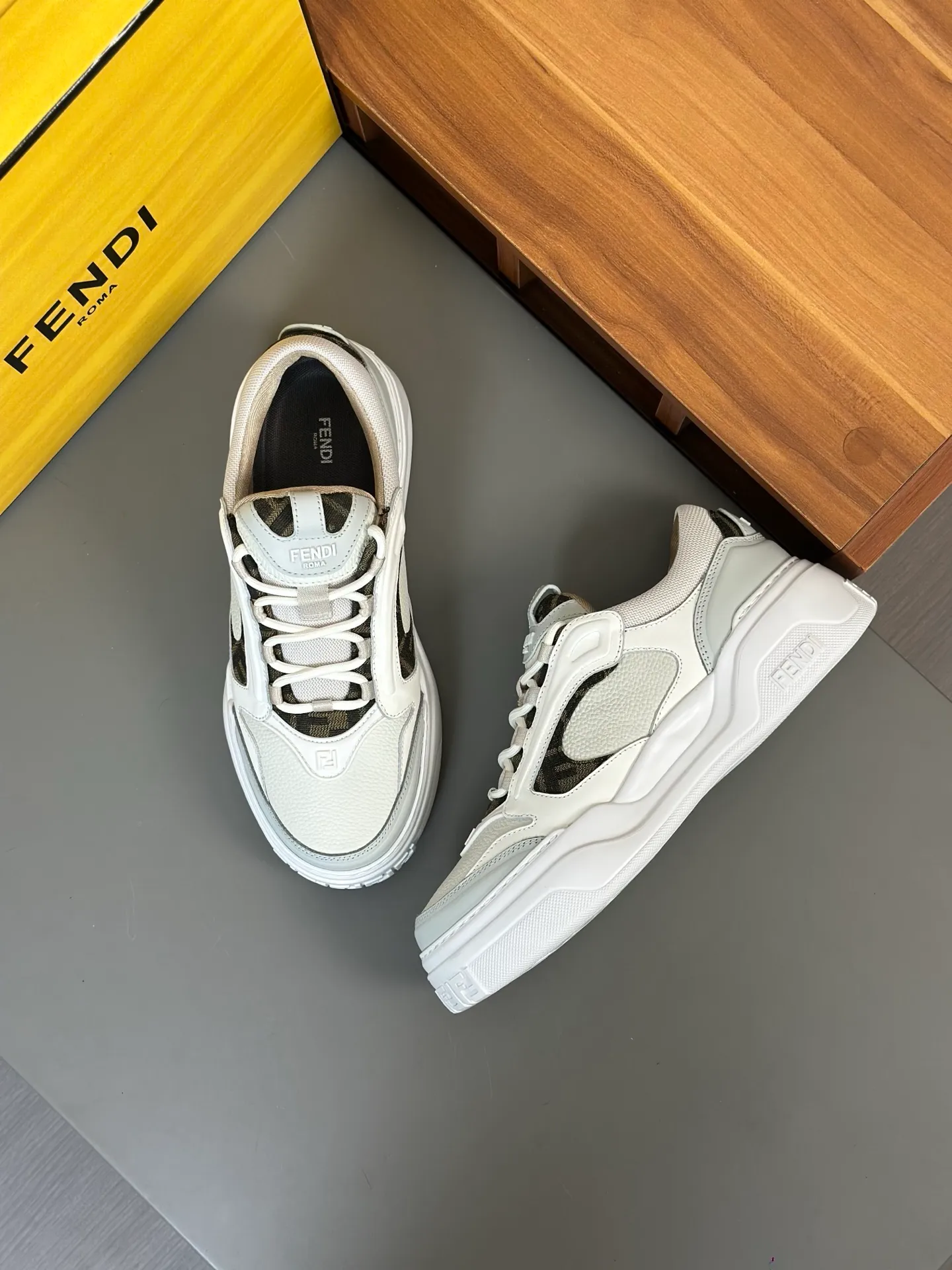 [FENDI] Fendi men's shoes 💰780💰 - High-end quality original casual sports shoes - Upper: Nappa calfskin, pebbled calfskin, tongue and heel; injection molded brand logo plastic module - Lining: brand canvas - Outsole: ultra-light T men's shoes 💰R foam rubber; molded outsole - Super high quality control, fine workmanship: highlighted (high-end, luxury, grade) -Size :39-44 (38, 45, can be customized)